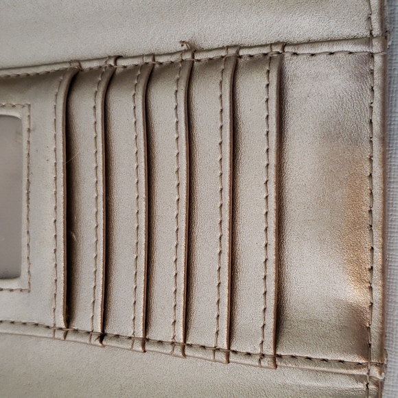 GUESS 1981 WOMEN'S WALLET SNAP AND ZIP CLOSURES GUC - Picture 9 of 14